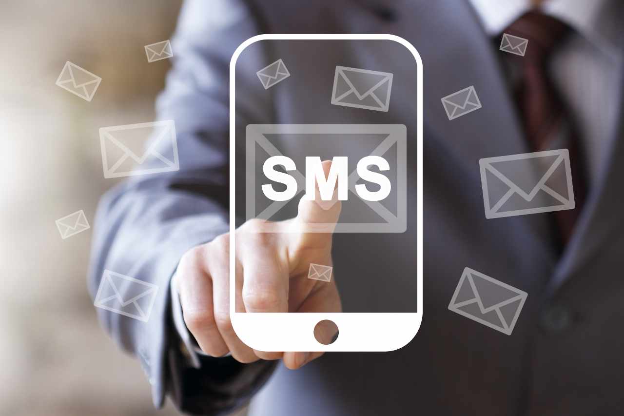 Attenzione agli SMS truffa e alle false email bancarie (foto Adobestock)