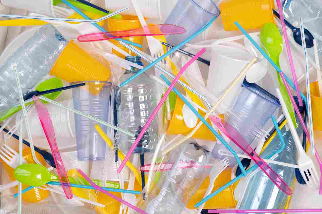 Stop alla plastica monouso sul territorio europeo (Adobestock)