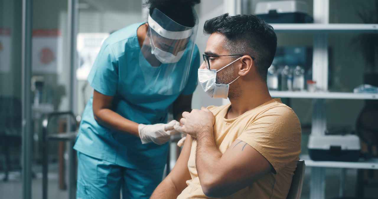 Covid, i rischi per i lavoratori che non si vaccinano (foto Adobestock)