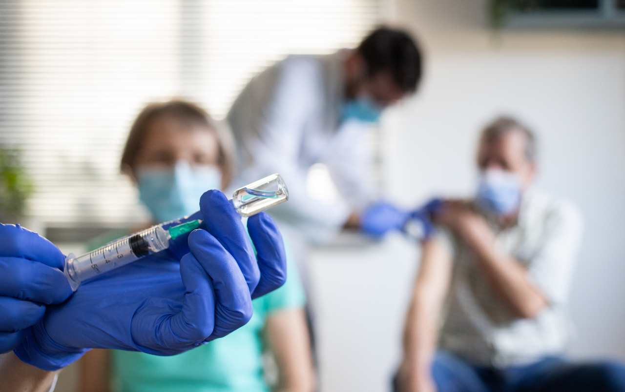 Covid, i rischi per i lavoratori che non si vaccinano (foto Adobestock)