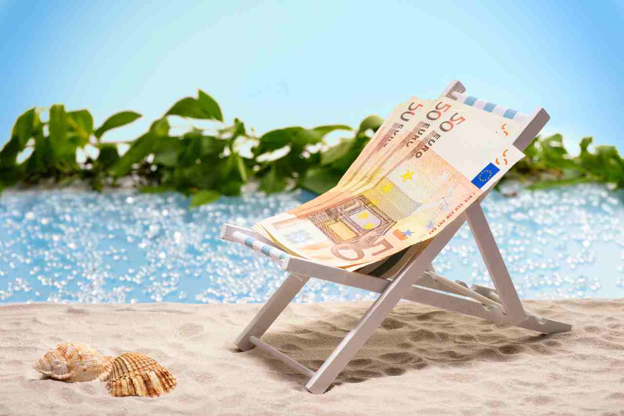 contanti in vacanza (Foto Adobestock)