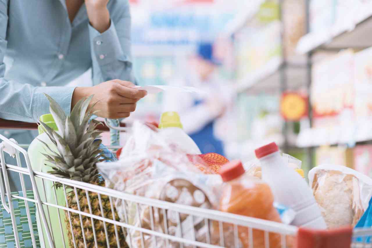 Spesa al supermercato (foto Adobestock)