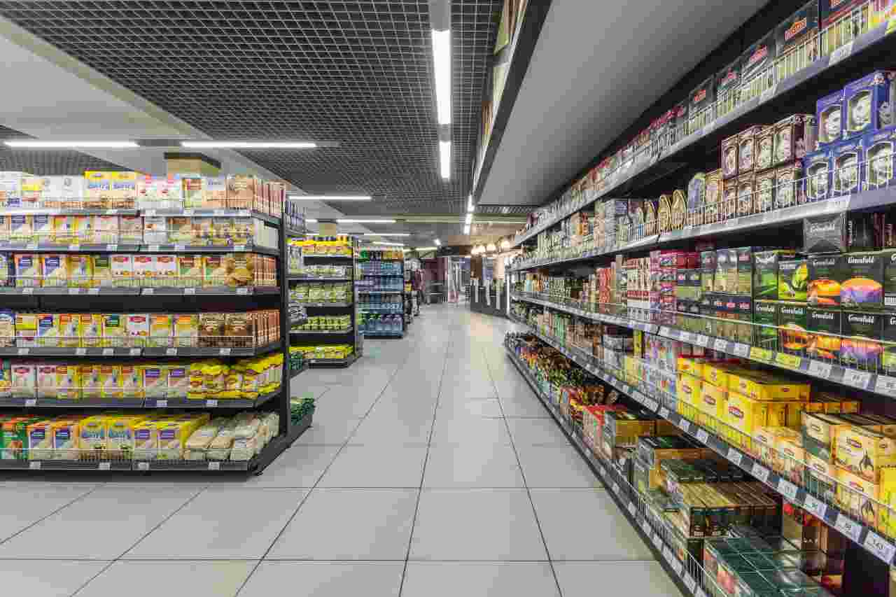 Spesa al supermercato (foto Adobestock)