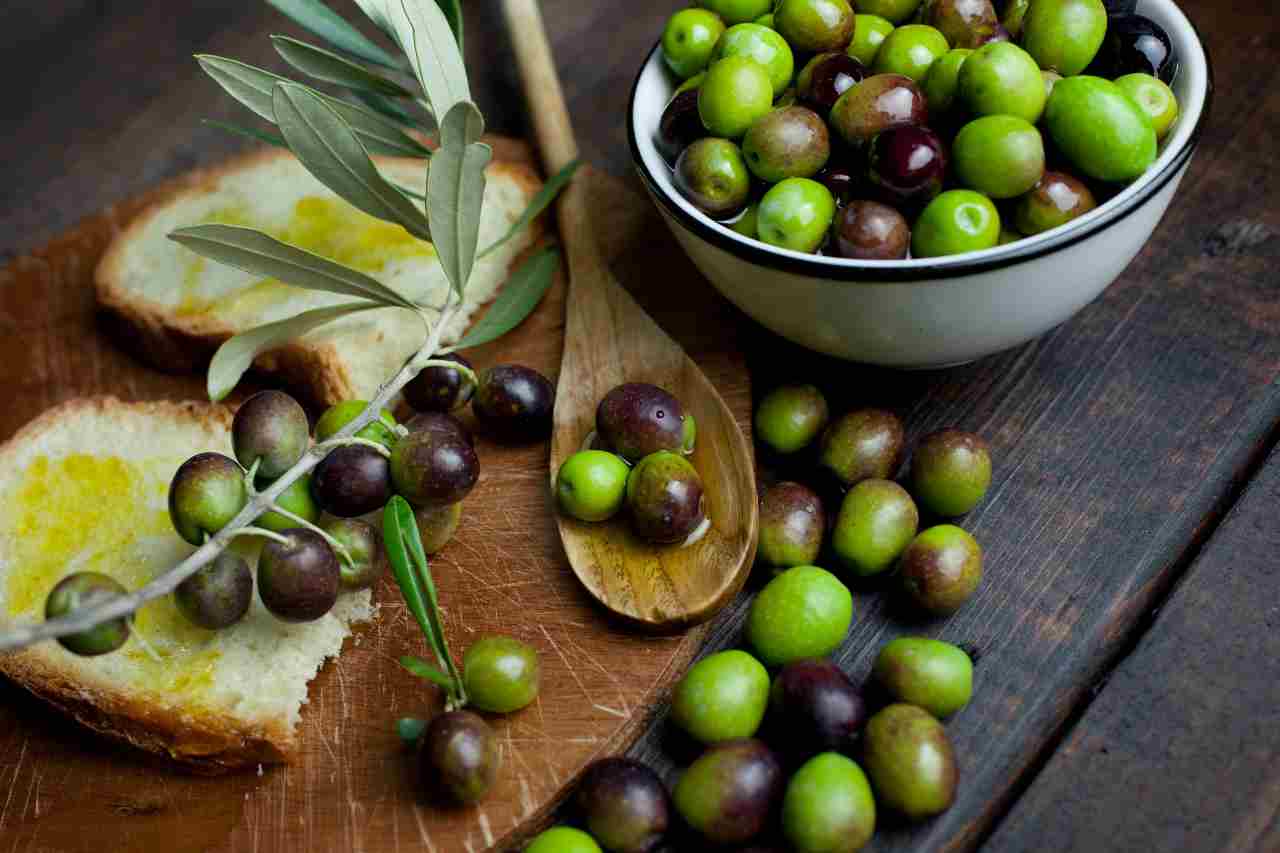 Olio extravergine di oliva (foto Adobestock)