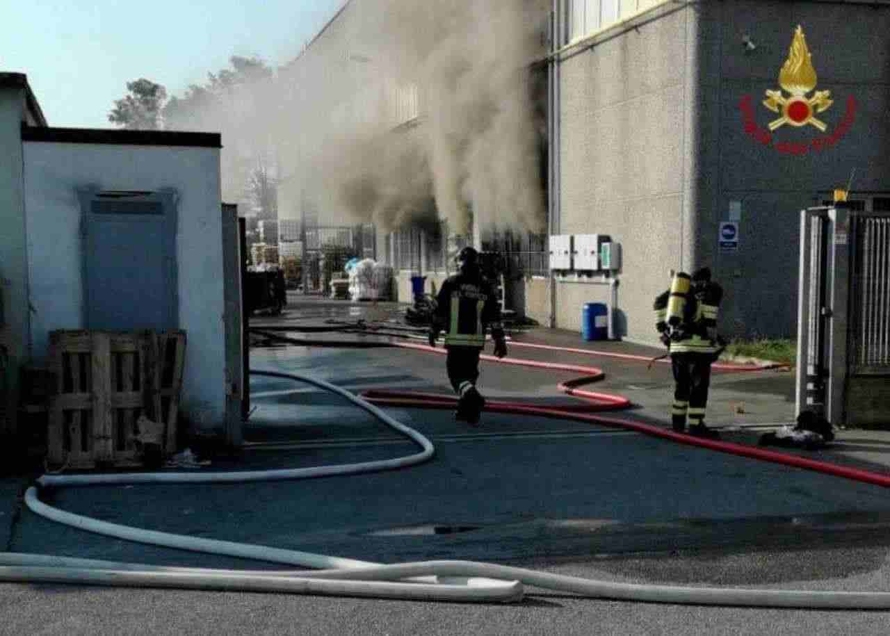 Incendio grattacielo Milano (via Twitter @emergenzavvf)