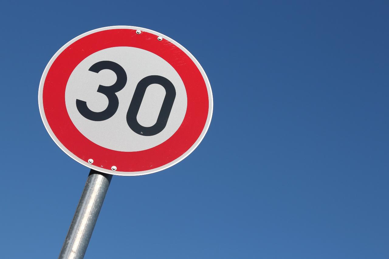 Limite a 30 km/h in città (foto Adobestock)