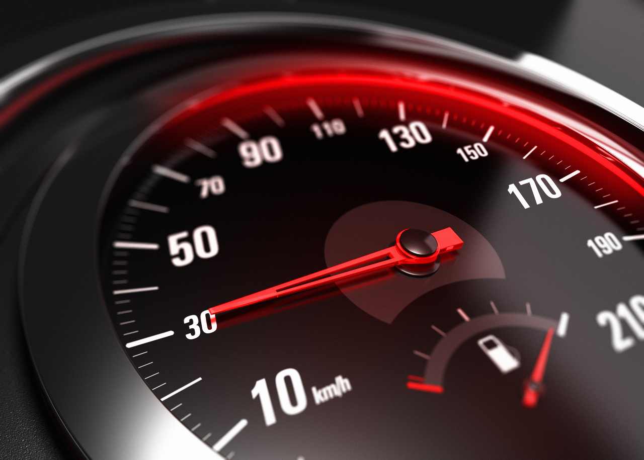 Limite a 30 km/h in città (foto Adobestock)