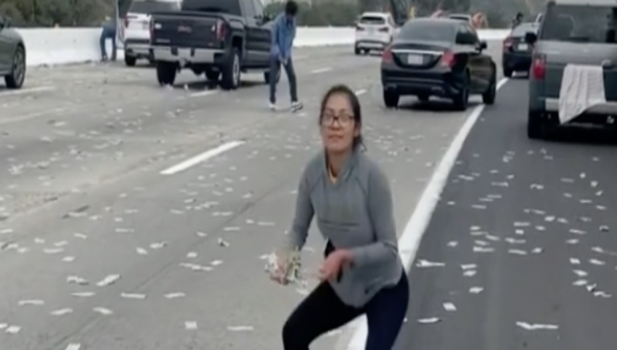 Ressa in autostrada, volano via centinaia di banconote da un furgone - VIDEO