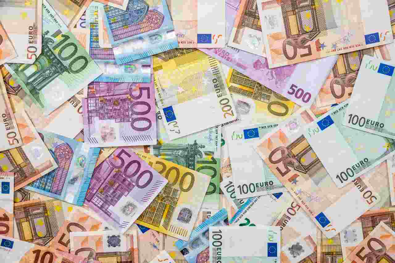 Bonus in rosso di 922 euro, non c'è aiuto che tenga: cosa ci aspetta