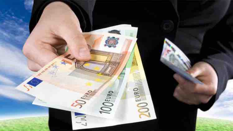 Soldi, nuove regole e sanzioni: dal primo gennaio non potrai dare 1000 euro in contanti neanche a tuo figlio