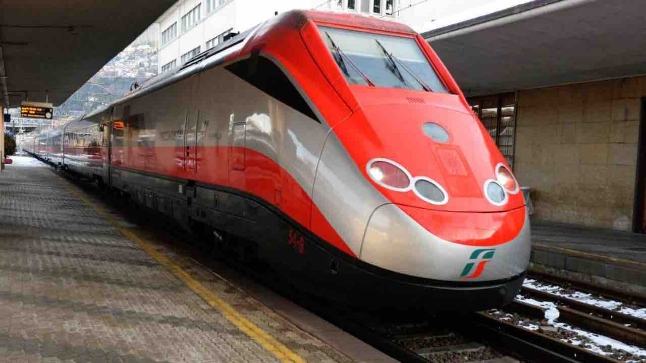 Treni, paghi la metà se viaggiate in due