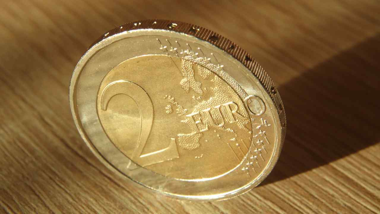 Girano monete da due euro false. Ecco come riconoscerle subito