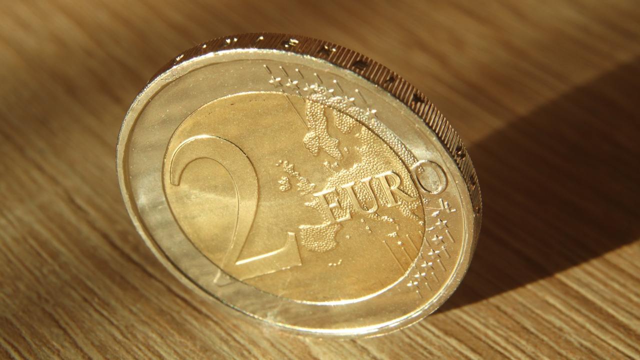 There are counterfeit 2 euro coins.  Here’s how to recognize it right away