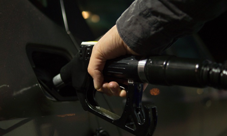 Carburanti alle stelle, si iniziano a spegnere le luci del self-service la notte