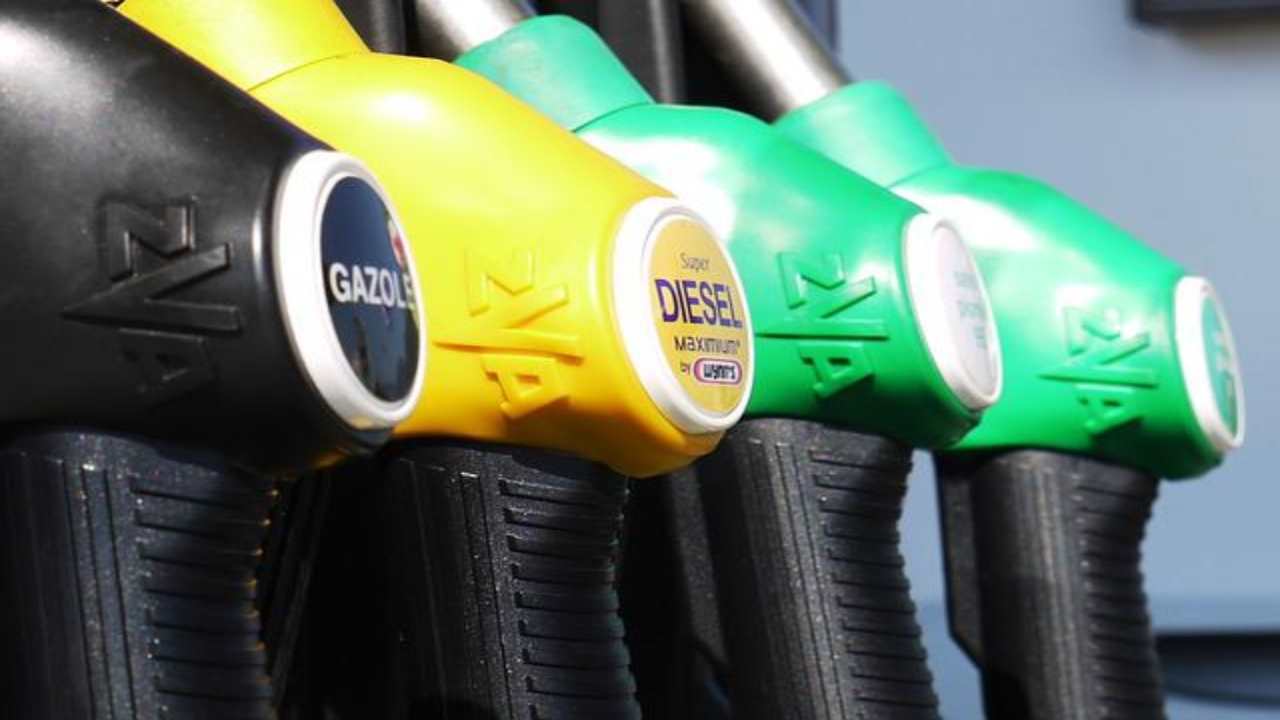 Carburanti, crisi vicina. Blocchi dei rifornimenti e scioperi dei distributori: cosa rischia il Governo