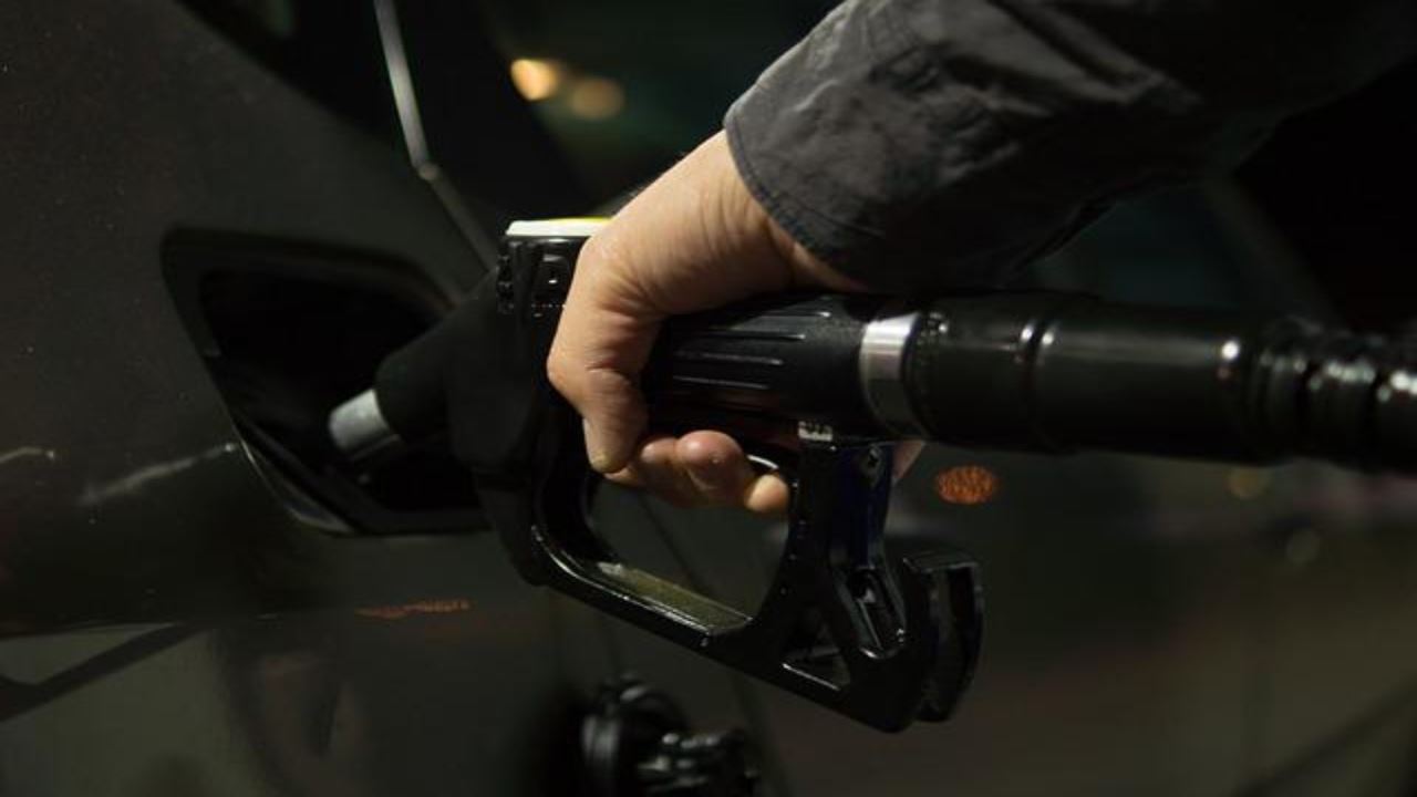 Benzina, così se ne andrà il bonus di luglio. E dovrete spendere ancora