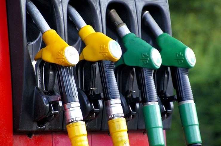 Benzina, così se ne andrà il bonus di luglio. E dovrete spendere ancora