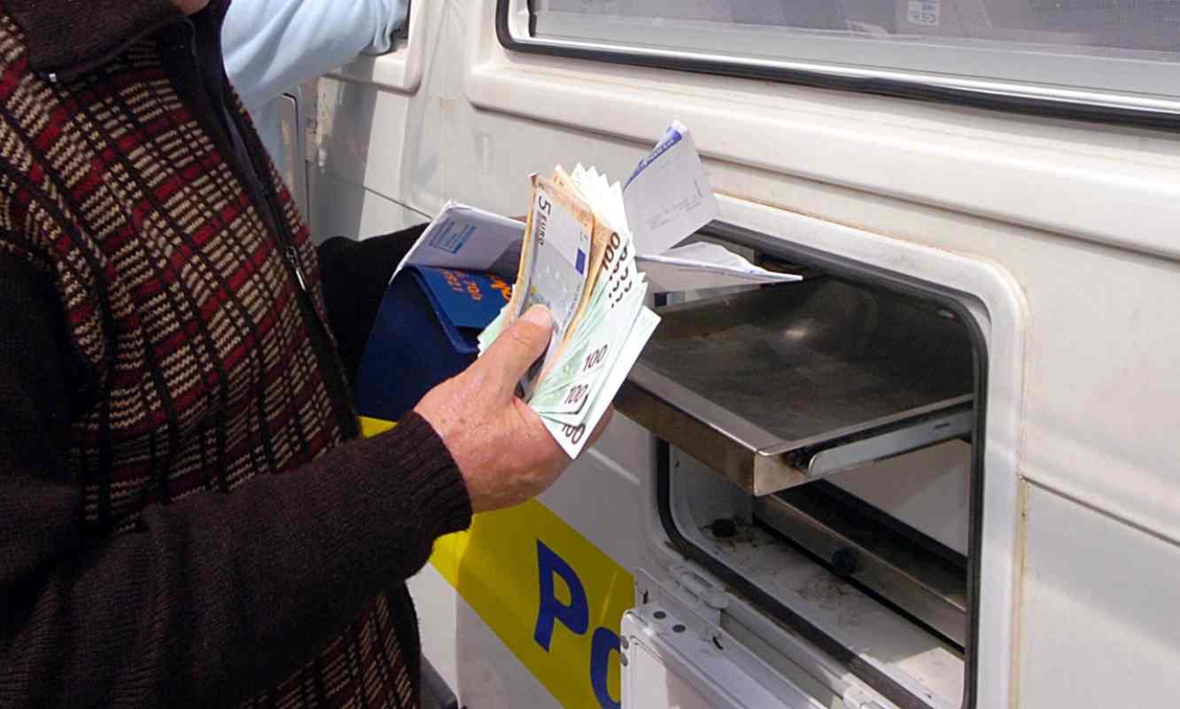 pensionato ritira i soldi alle poste