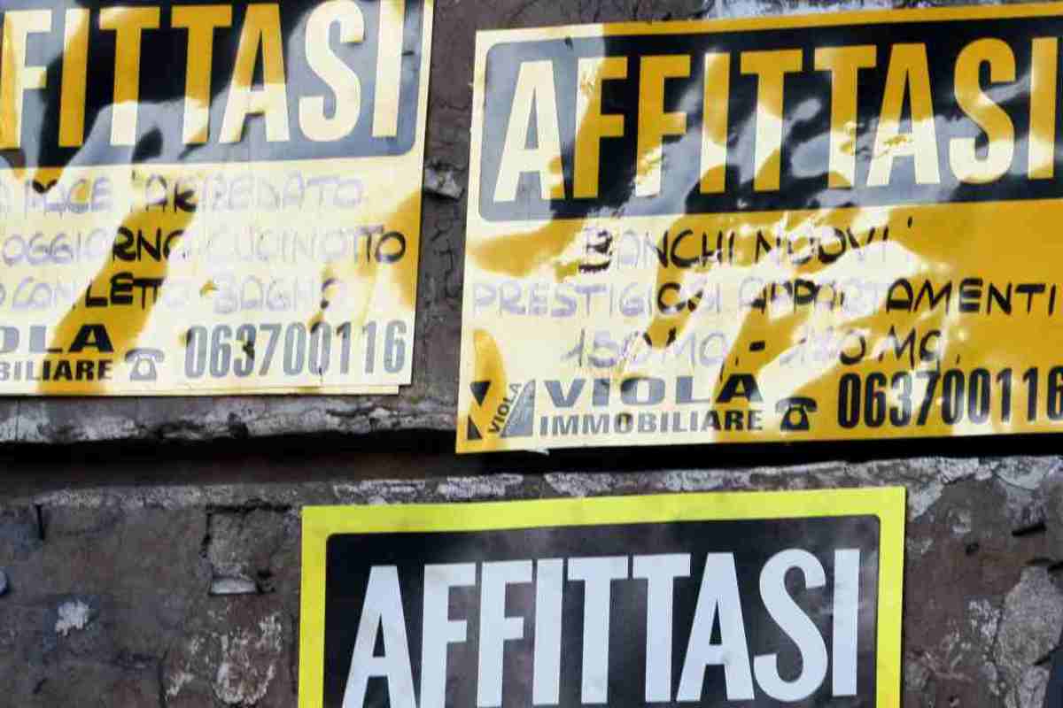 Cartelli con annunci di affitto case e appartamenti. L'alta inflazione ha fatto incrementare le rate di affitto di circa il 5,66%: i proprietari di immobili hanno inoltre cambiato le condizioni per gli affitti - Missione Risparmio.