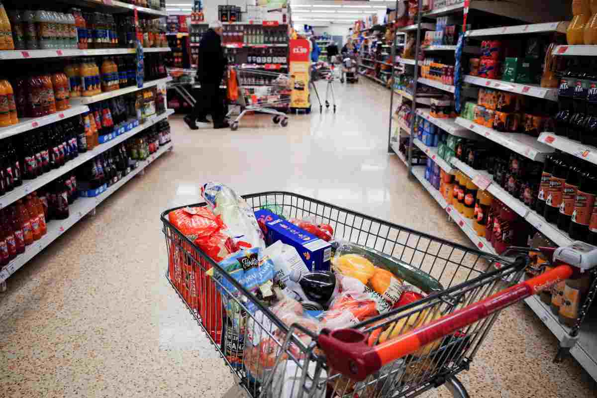 Un supermercato di Huddersfield, in Gran Bretagna: l'aumento dei prezzi è stato significativo in tutta Europa - Missione risparmio.