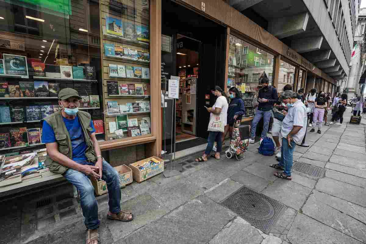 Fila per entrare in libreria