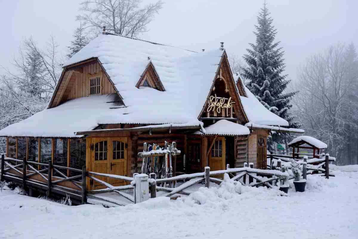 Una casa in Polonia coperta di neve: con i recenti cali delle temperature è diventato ancora più importante avere una casa calda - Missione Risparmio.