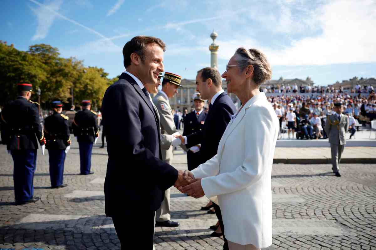 Il primo ministro francese Borne accoglie il presidente Macron per le celebrazioni della Presa della Bastiglia - Missione Risparmio