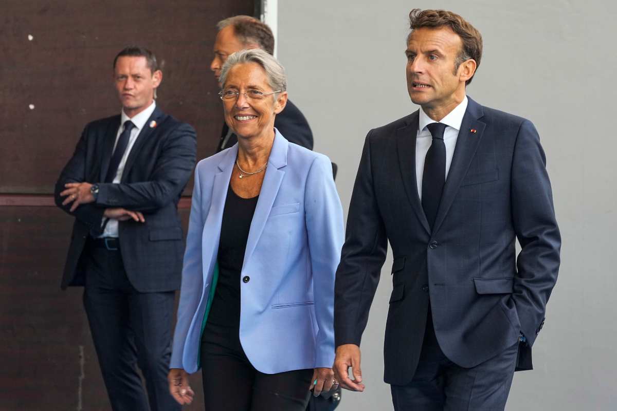 Il primo ministro francese Borne ed il presidente Macron arrivano all'evento "Trasformare la Francia" - Missione Risparmio.