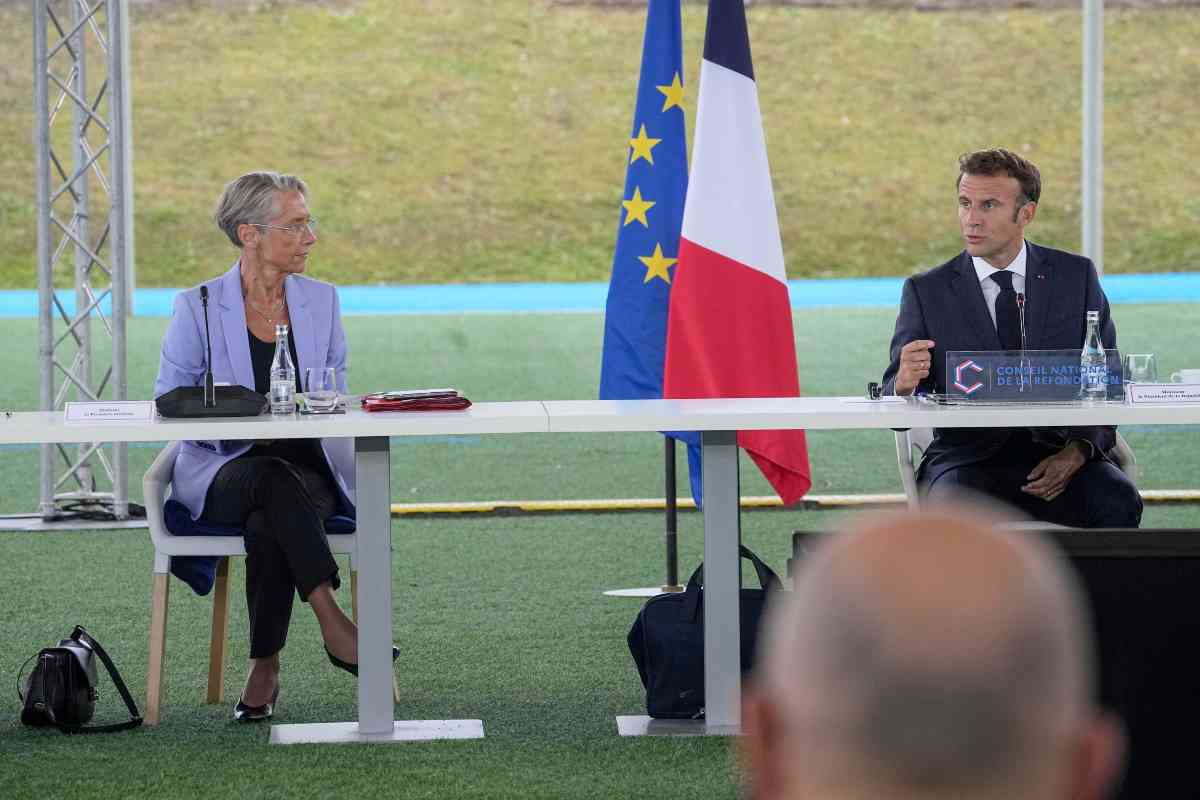 Il primo ministro francese Elisabeth Borne ed il presidente Emmanuel Macron all'evento "Trasformare la Francia" - Missione Risparmio.