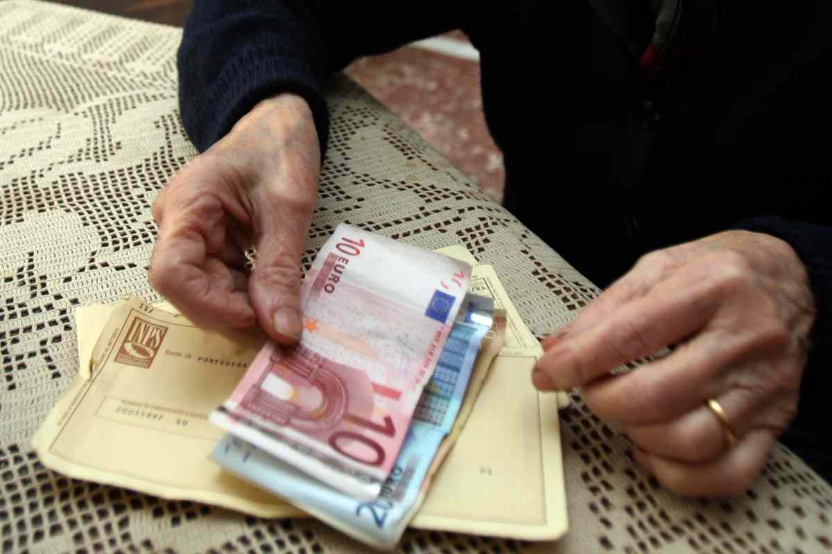 Una signora anziana controlla i soldi della pensione, oggi a Pontedera (Pisa), anno 2008 - Missione Risparmio.