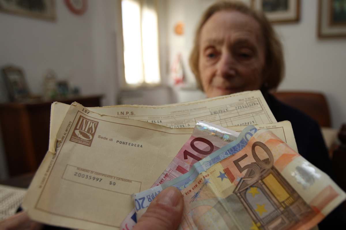 Una signora anziana controlla i soldi della pensione, oggi a Pontedera (Pisa), anno 2008 - Missione Risparmio.