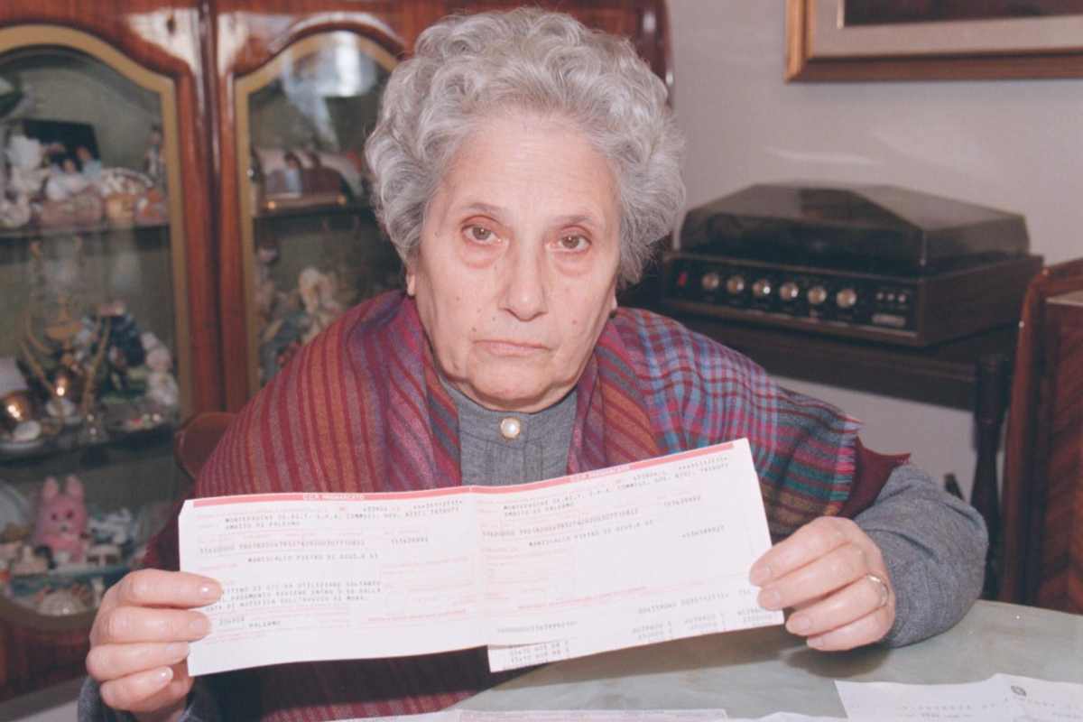 Anno 1998, una vedova siciliana mostra una cartella 'pazza' da 844 milioni di lire - Missione Rispmarmio.